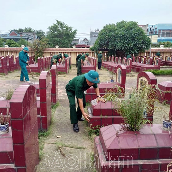 Hội CCB thị trấn Kiện Khê phối hợp tổ chức vệ sinh môi trường nghĩa trang liệt sỹ