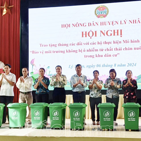 Hội Nông dân huyện Lý Nhân trao tặng 25 thùng thu gom, phân loại rác thải