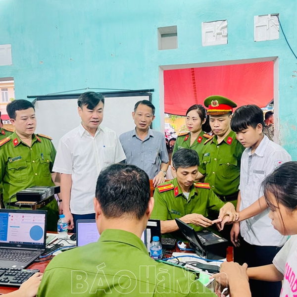 Lãnh đạo huyện Bình Lục thăm, động viên cán bộ, chiến sĩ làm nhiệm vụ cấp thẻ căn cước cho công dân