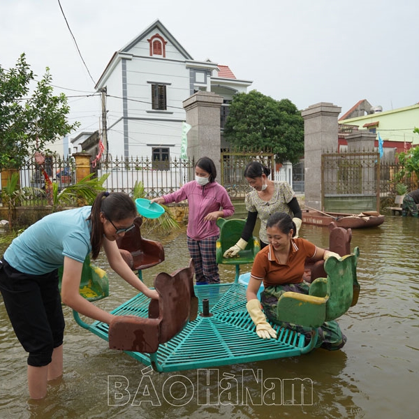 Học sinh 6 trường, điểm trường cuối cùng bị ngập lụt đi học trở lại