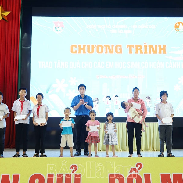 Đoàn TNCS Hồ Chí Minh - Hội đồng Đội tỉnh thăm, tặng quà học sinh có hoàn cảnh khó khăn