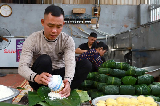 Làng nghề bánh chưng Tranh Khúc vào vụ Tết