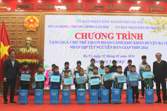 Trao gần 500 triệu đồng quà Tết cho trẻ em có hoàn cảnh khó khăn