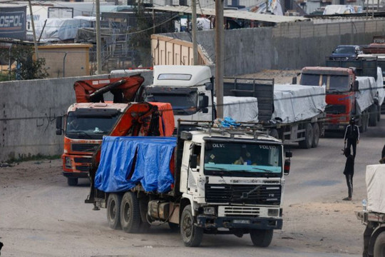 Những lô thuốc hỗ trợ dân thường và con tin người Israel bắt đầu tới Dải Gaza