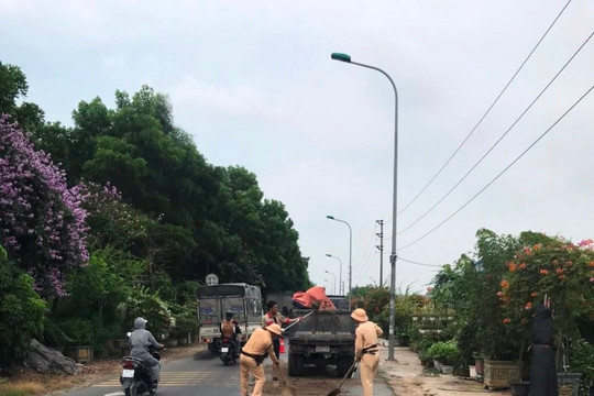 Khắc phục hậu quả vết dầu loang kéo dài 3km trên đường gom Võ Nguyên Giáp