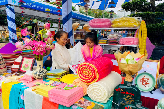 Hàng trăm sản phẩm khởi nghiệp - OCOP của phụ nữ hội tụ về hội chợ tại Hà Nội