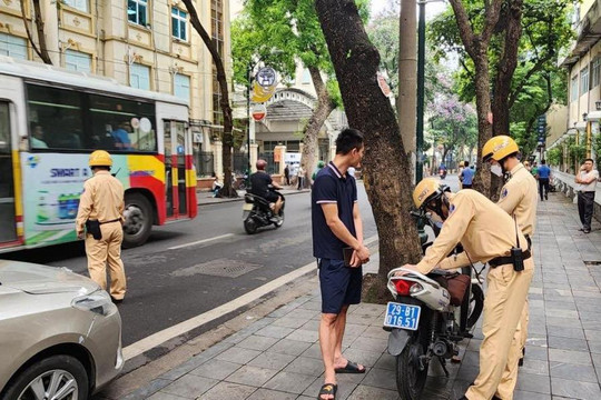 Xử lý nghiêm xe dừng, đỗ sai quy định trên phố Tràng Thi