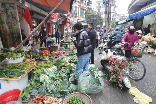 Mùng 3 Tết, giá rau xanh tăng nhẹ