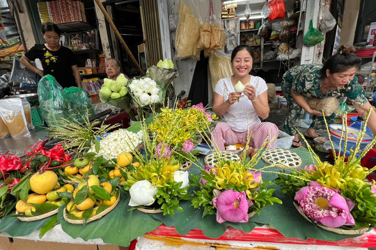 Cỗ Rằm tháng Bảy: Nguồn cung dồi dào, giá rau, quả tăng