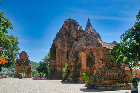 Gặp ở Tháp Bà Ponagar(*)