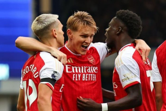 Thắng Everton, Arsenal vào top 4 Ngoại Hạng Anh