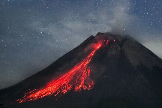 Núi lửa phun trào ở Indonesia làm 11 người leo núi thiệt mạng