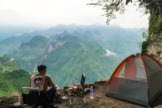 Cắm trại bên vách đá trắng ngắm sông Nho Quế