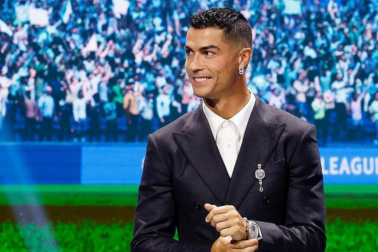 Ronaldo đeo trang sức đính kim cương