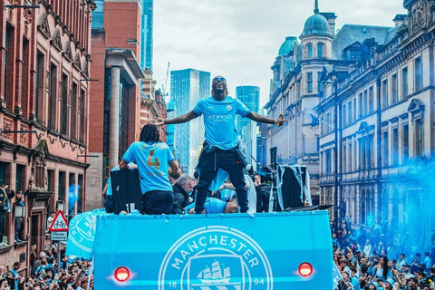 Man City rước Cúp vô địch Premier League giữa "biển người" ở Manchester