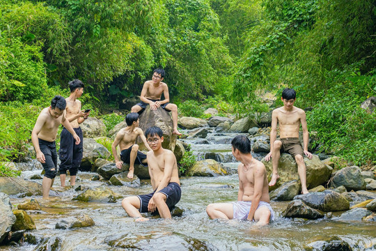 Suối "chữa lành" cách Hà Nội 30km, khách vui chơi thỏa thích hết 100.000 đồng