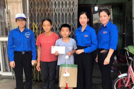 Kim Thành tặng hàng trăm suất quà Tết Trung thu cho trẻ em có hoàn cảnh khó khăn