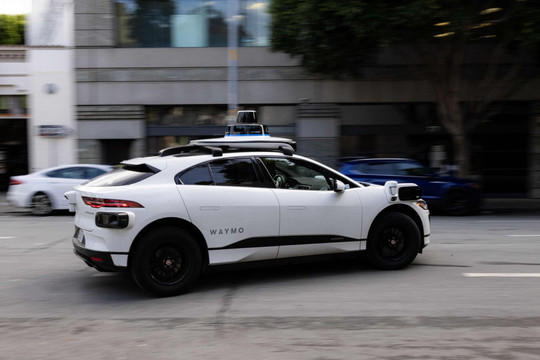 Waymo triệu hồi 672 xe tự hành sau vụ đâm cột điện