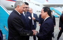 Chairman of Russian State Duma arrives in Hanoi, begins official visit