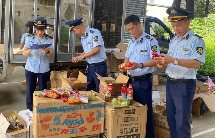 Lạng Sơn: Phạt chủ phương tiện vận chuyển gần 5.500 sản phẩm hàng hóa nhập lậu