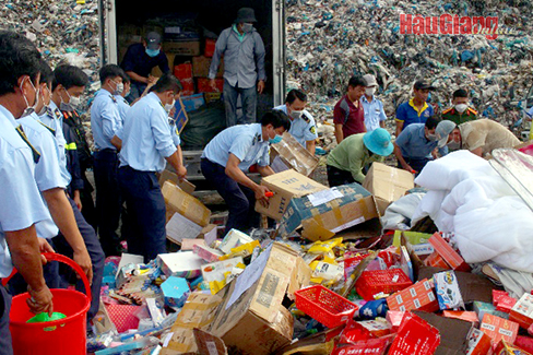 Tiêu hủy nhiều hàng hóa không rõ nguồn gốc, xuất xứ, nhập lậu