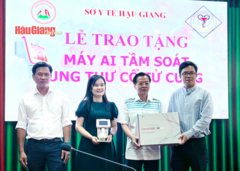 Trao tặng thiết bị ứng dụng AI để sàng lọc ung thư cổ tử cung