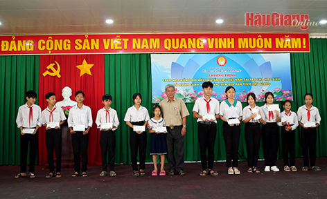 Hội Khuyến học Việt Nam: Tặng 100 suất học bổng cho học sinh Hậu Giang