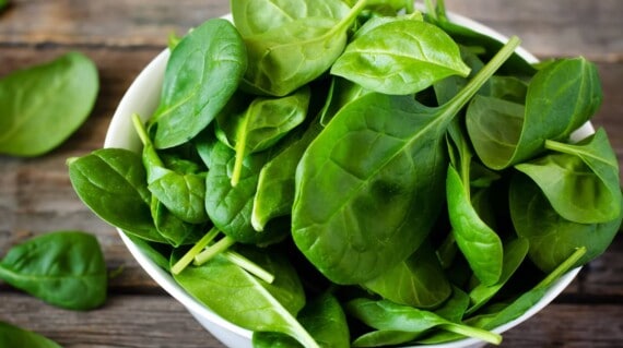 5 ways to add spinach to your routine to promote hair growth