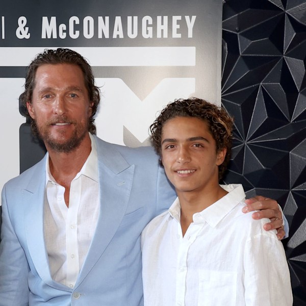 Matthew McConaughey đánh dấu ngày sinh của con trai Levi - và nó cao gần bằng bố