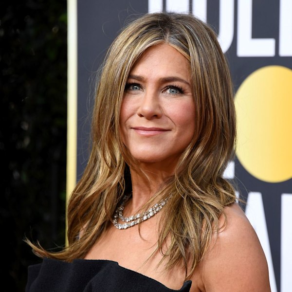 Jennifer Aniston trưng bày áo choàng và phòng tắm cẩm thạch tuyệt đẹp trong bản cập nhật cá nhân - xem ảnh