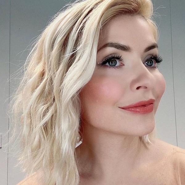 Holly Willoughby yêu thích 7 bảng Anh vì những đòn roi siêu dài vừa mới được bán ở Amazon