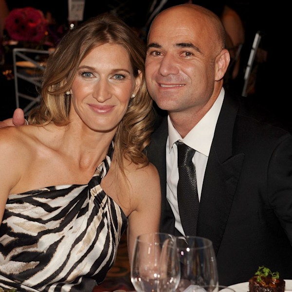 Vợ của Andre Agassi, Steffi Graf, diện chiếc váy cưới màu vàng độc đáo trong bức ảnh hiếm