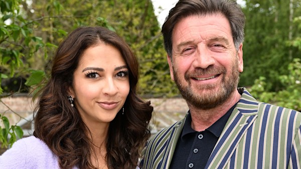 Bên trong Nick Knowles, 61, mối quan hệ với hôn thê Katie Dadzie, 33 tuổi, anh ta không sống với