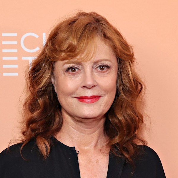 Susan Sarandon là một tầm nhìn trong trắng khi cô cozies để gạch A-list