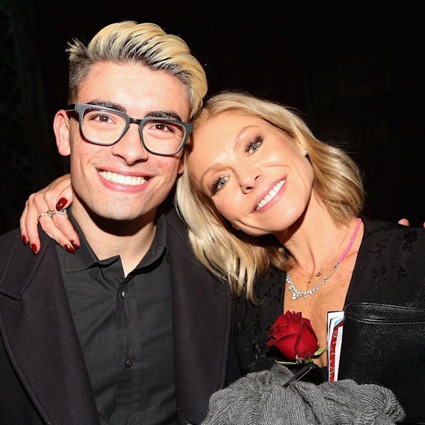 Con trai của Kelly Ripa, con trai của Michaelsonuloos, gia đình nổi tiếng xung quanh ông với những cống hiến sinh nhật: