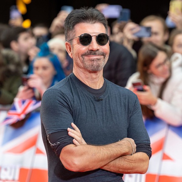 Simon Cowell chia sẻ bức ảnh hiếm hoi về cậu con trai giống Eric bên chú chó con mới của gia đình