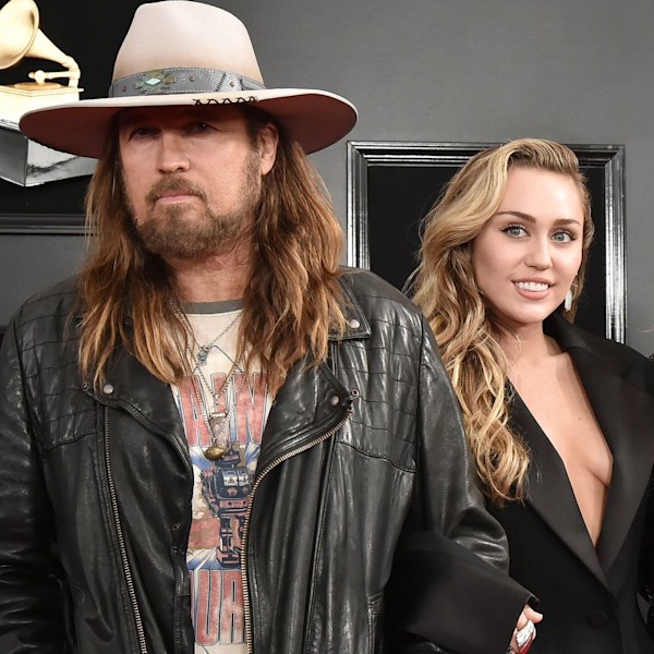 Miley Cyrus nói đùa về cha của Billy Ray Cyrus khi bà ấy nói về mối quan hệ giữa việc ly dị Firerose