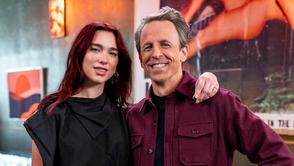 Seth Meyers lần đầu tiên có hình xăm trực tiếp trên sóng - phù hợp với Dua Lipa!