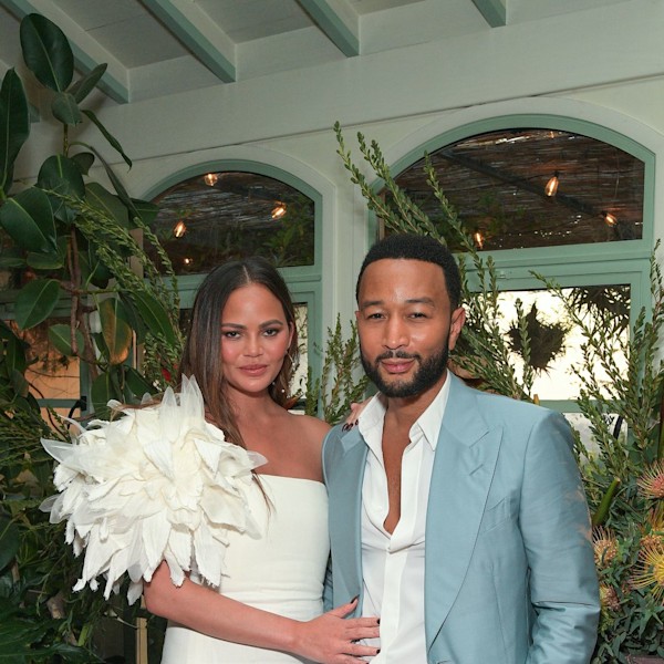 Chrissy Teigen và John Legend rơi hàm sau đó và bây giờ ảnh chụp khi họ kỷ niệm 18 năm