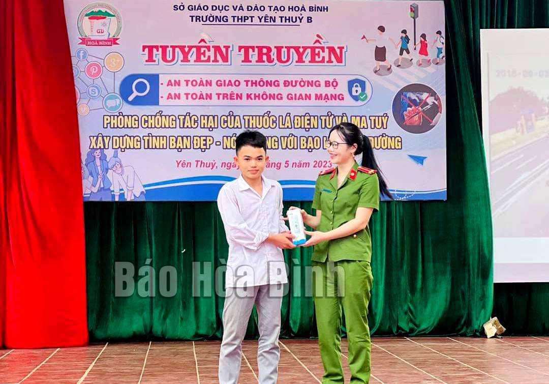 Cảnh báo tình trạng sử dụng thuốc lá điện tử trong học sinh