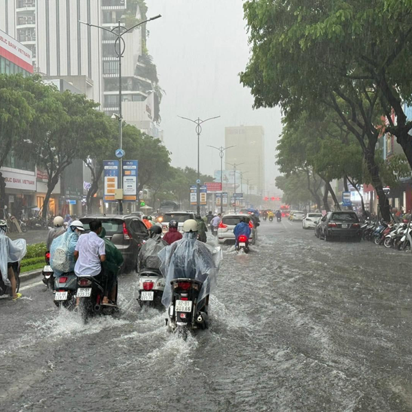 Cần làm gì khi ô tô bị ngập nước và dấu hiệu nhận biết