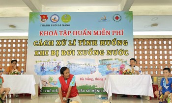 Thanh thiếu niên tham gia phổ cập kỹ năng cứu hộ, phòng chống đuối nước