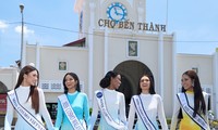 Dàn thí sinh Miss Cosmo 2024 diện áo dài, khoe sắc trước cửa chợ Bến Thành