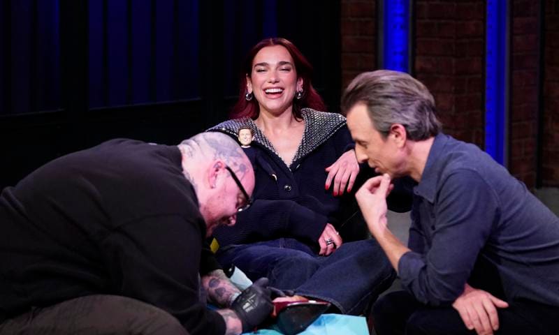 Dua Lipa và Seth Meyers có hình xăm giống nhau, đưa tình bạn của họ lên một tầm cao mới