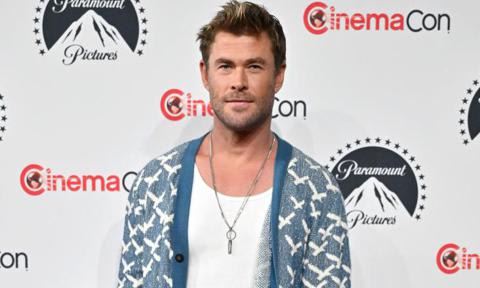 Chris Hemsworth tiếp tục ‘ trốn thoát với con gái