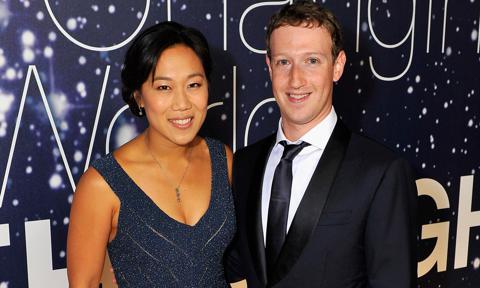 Anh Mark Zuckerberg, vợ anh là Bê - rít - sin và hai con gái nghỉ ngơi tại một du thuyền ở Malloca