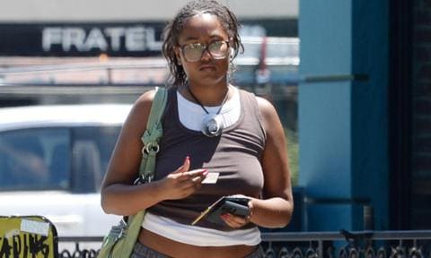 Sasha Obama, người yêu nghệ thuật móng tay, dừng lại ở tiệm làm móng ở Los Angeles