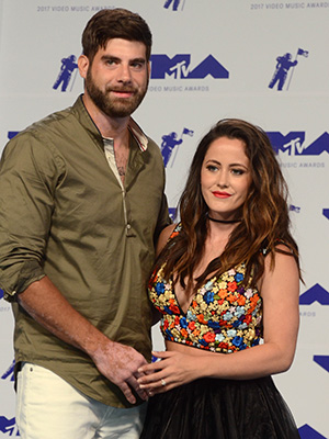 Jenelle Evans của Teen Mom phá vỡ sự im lặng trước cáo buộc lạm dụng trẻ em của chồng David Eason