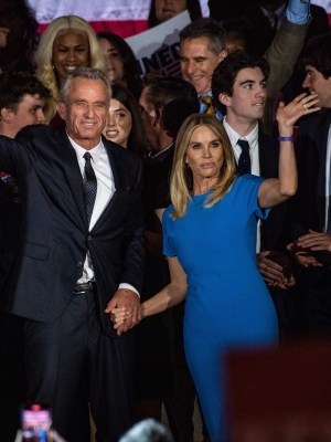 Cheryl Hines phản ứng với chồng RFK Jr