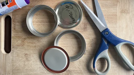 Những ý tưởng đáng yêu về gia đình bạn có thể thực hiện với Mason Jar Lids còn sót lại